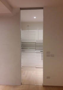 porta vetro scorrevole a scomparsa senza finiture esterne capace di scomparire completamente nella parete vetra srl pordenone udine treviso vetrate artistiche syntesis (12)   